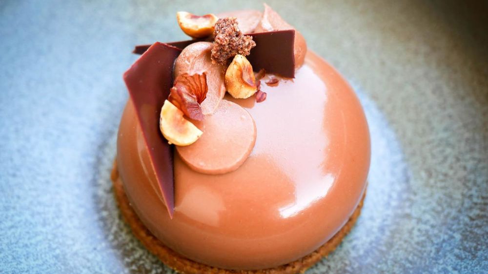 Le M.I.L.K., une création Oh Faon !  associant une mousse chocolat au lait d’amande (Amatika de Valrhona), un crémeux noisette, un croquant chocolat au lait noisette et un sablé noisette.